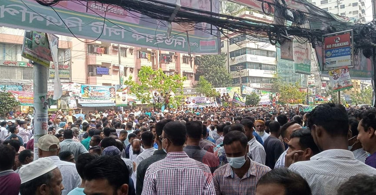 রাজধানীর পল্টন এলাকায় বিএনপি নেতাকর্মীদের সঙ্গে পুলিশের সংঘর্ষ