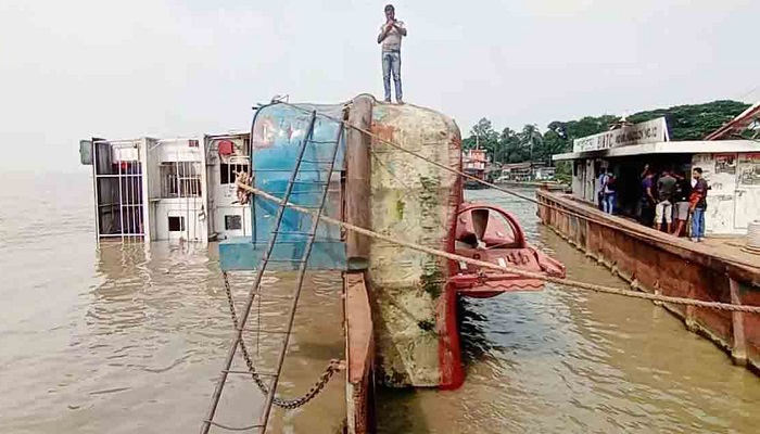 মানিকগঞ্জের পাটুরিয়ার ডুবে থাকা ফেরিটিকে বার্জ দিয়ে টেনে সোজা করা হবে