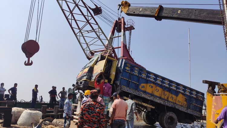 পাটুরিয়ায় ডুবে যাওয়া ফেরি উদ্ধারে প্রত্যয় নয় আসছে রুস্তম
