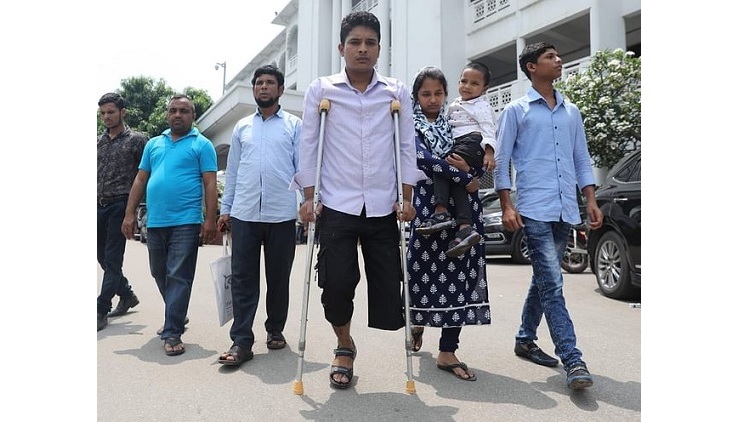 বাসচাপায় পা হারানো রাসেলকে ৩৩ লাখ ৪০ হাজার টাকা দিয়েছে গ্রিন লাইন