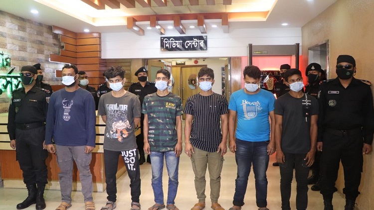 সাভারে ডাকাতির প্রস্তুতিকালে ভুয়া পুলিশসহ গ্রেপ্তার ৬