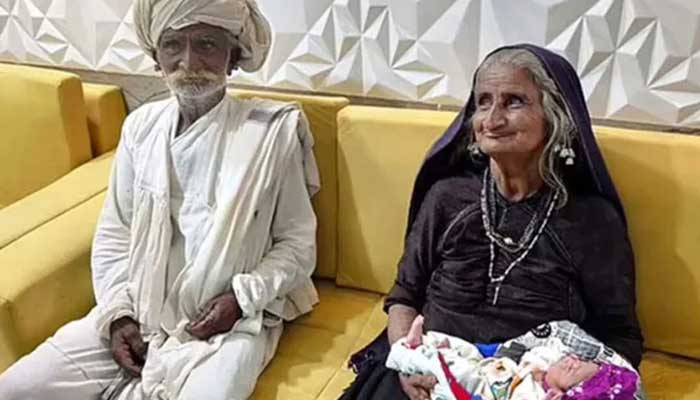 ভারতের গুজরাটের ৭০ বছর বয়সী নারী জন্ম দিলেন প্রথম সন্তান!