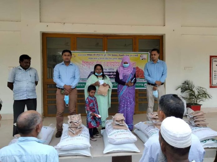 চাঁপাইনবাবগঞ্জ সদর ও নাচোলে কৃষকের মধ্যে প্রণোদনার সার-বীজ বিতরণ