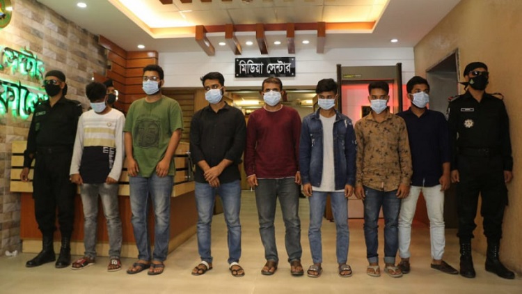 র‌্যাব-বিটিআরসির অভিযান: বিভিন্ন ব্র্যান্ডের অনুমোদনবিহীন ৩০৯ মোবাইল জব্দ, গ্রেপ্তার ৭