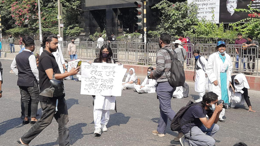নটরডেম কলেজের শিক্ষার্থী মৃত্যুর প্রতিবাদে ও নিরাপদ সড়কের দাবিতে রাজধানীর সড়কে শিক্ষার্থীরা, ধানমন্ডিতে অবরোধ