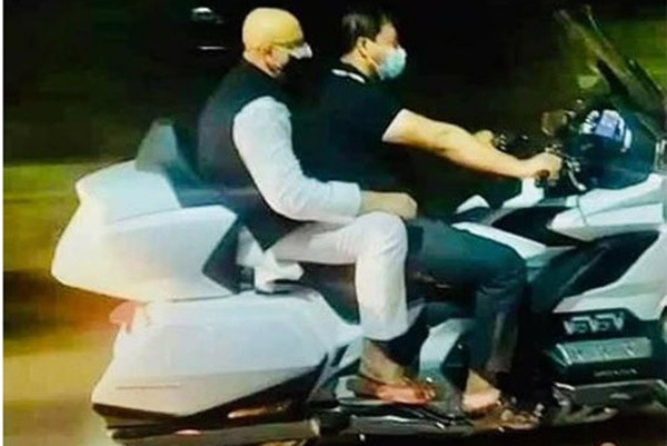 সেই জাহাঙ্গীরের মোটরসাইকেলে মুরাদ: ভাইরাল ছবি