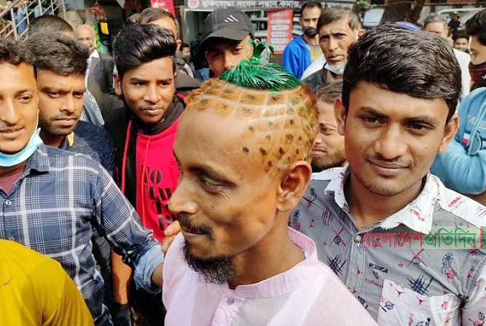 কুমিল্লার চৌদ্দগ্রাম উপজেলাতে আনারসের আদলে মাথা সাজিয়ে নির্বাচনী প্রচারণা