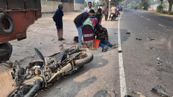 পুঠিয়ায় অবৈধ হিউম্যান হলার চাপায় বাইক আরোহী নিহত