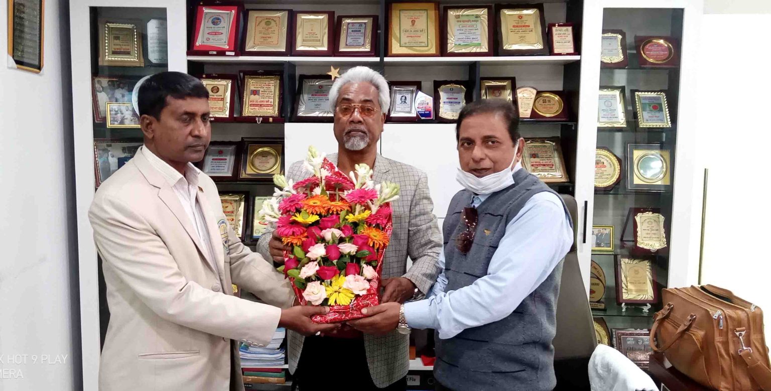 চাঁপাইনবাবগঞ্জের সেরা করদাতা এরফান আলী’কে ‘দর্পণ পরিবার’র শুভেচ্ছা