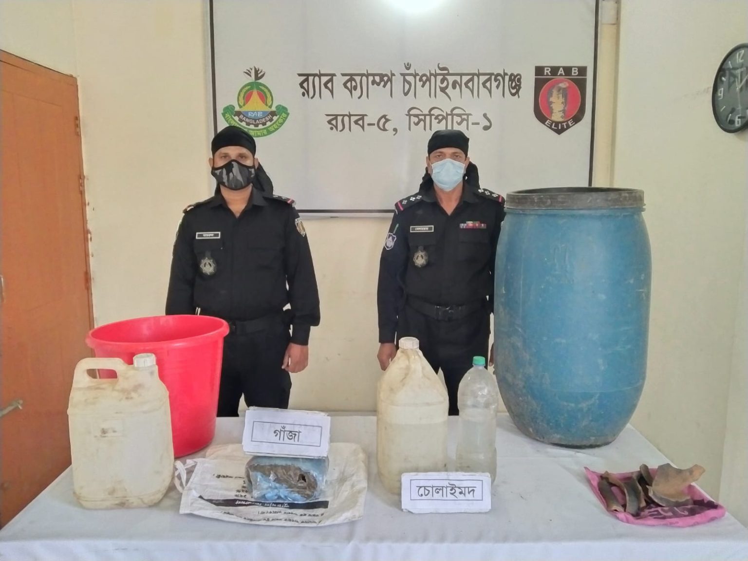 চাঁপাইনবাবগঞ্জে গাজা ও চোলাইমদসহ আটক ১