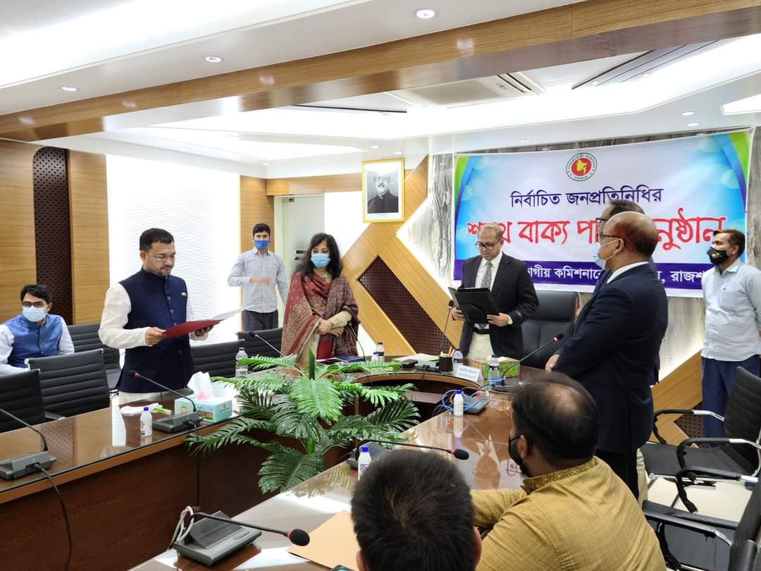 চাঁপাইনবাবগঞ্জ পৌরসভার মেয়র ও কাউন্সিলরদের শপথ গ্রহণ