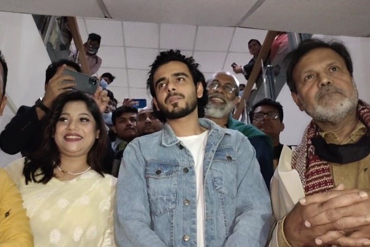 প্রোডাকশন বয়দের নিয়ে ‘মৃধা বনাম মৃধা’ সিনেমা দেখলেন সিয়াম-নোভা