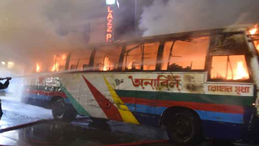 অনাবিল পরিবহনের বাসের চাপায় শিক্ষার্থী নিহতে বাসে অগ্নিসংযোগ : মূলহোতাসহ গ্রেফতার ৪
