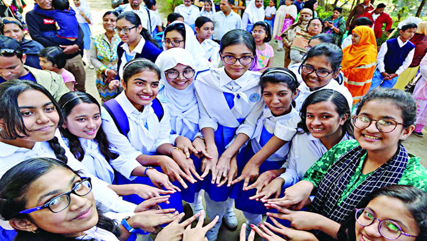 এসএসসি ও সমমান পরীক্ষার ফল পাসের হারে এগিয়ে মেয়েরা