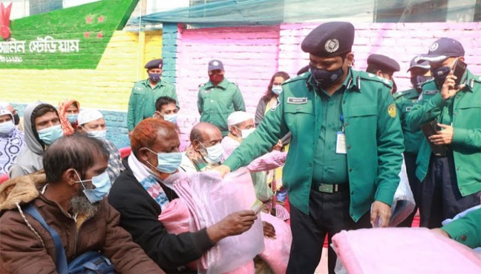 রাজশাহী মহানগরীতে শীতবস্ত্র বিতরণ করলেন পুলিশ কমিশনার