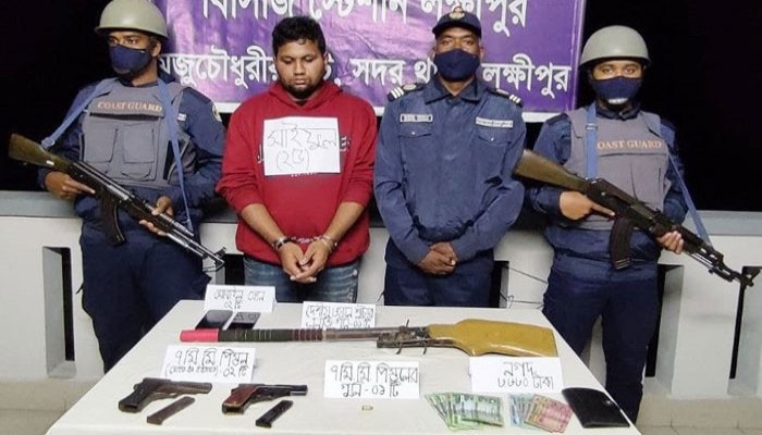 লক্ষ্মীপুরে পিস্তল-গুলিসহ যুবক আটক