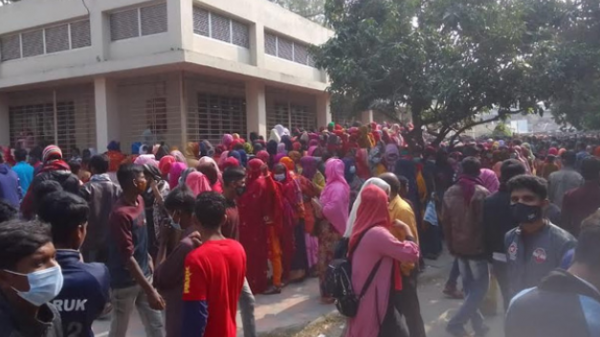 গোদাগাড়ীতে শিক্ষার্থীদের টিকা প্রদানে নেই স্বাস্থ্যবিধি