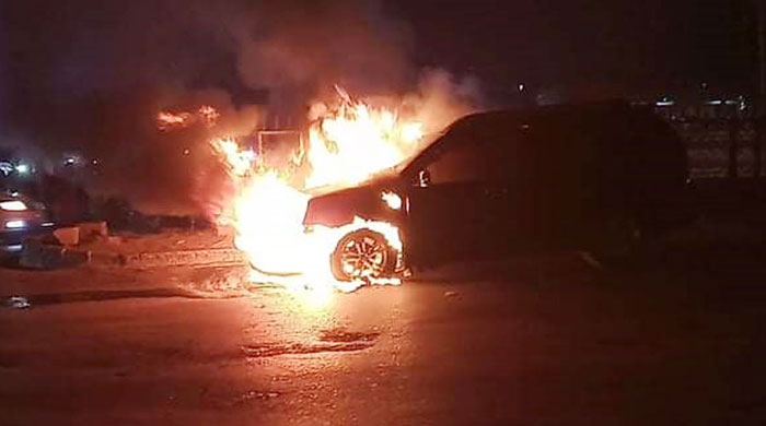 আশুলিয়ায় চলন্ত মাইক্রোবাসে আগুন