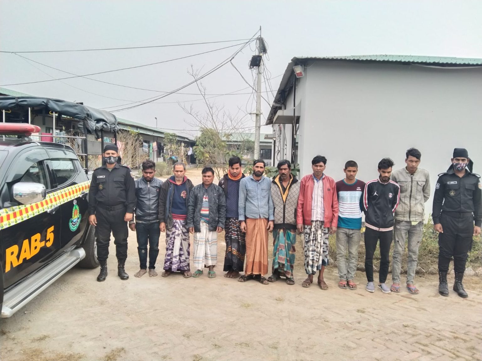 চাঁপাইনবাবগঞ্জে র‌্যাবের হাতে ১০ মাদকসেবী আটক ॥ মামলা দায়ের