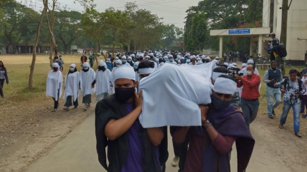 এবার কাফনের কাপড় পরে শাবি শিক্ষার্থীদের মিছিল