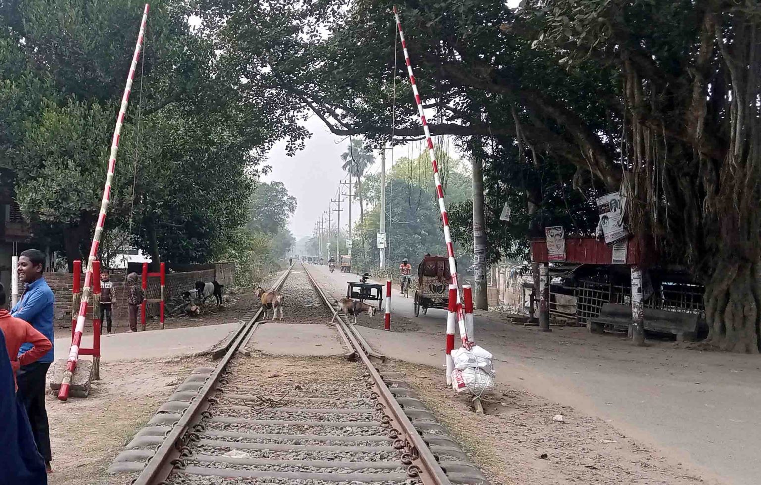 অবশেষে ৩ জনের প্রাণের বিনিময়ে অস্থায়ীভাবে অরক্ষিত  রেল ক্রসিং সুরক্ষিত হলো