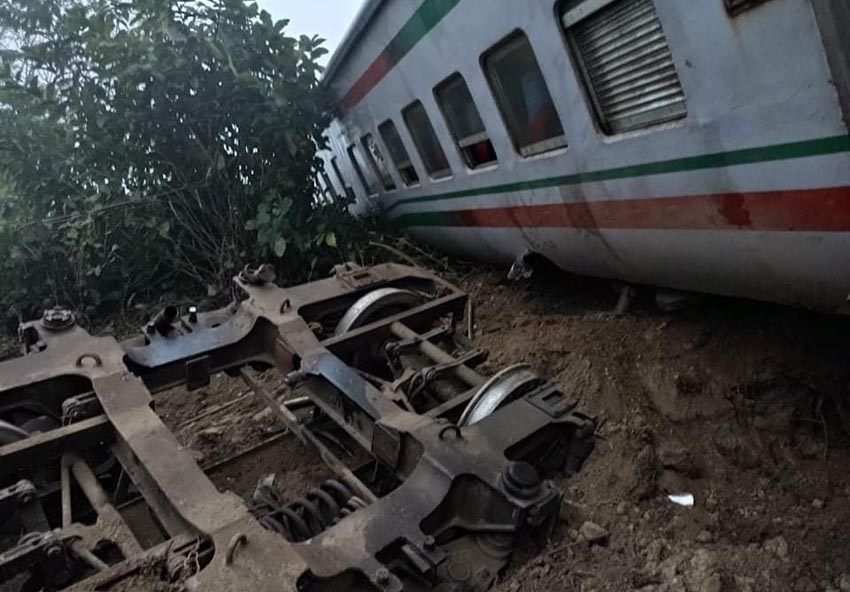 দিনাজপুরের পার্বতীপুরে ট্রেনের সঙ্গে বালু বোঝাই ডাম্প ট্রাকের সংঘর্ষ,গুরুতর আহত ট্রেনের চালক