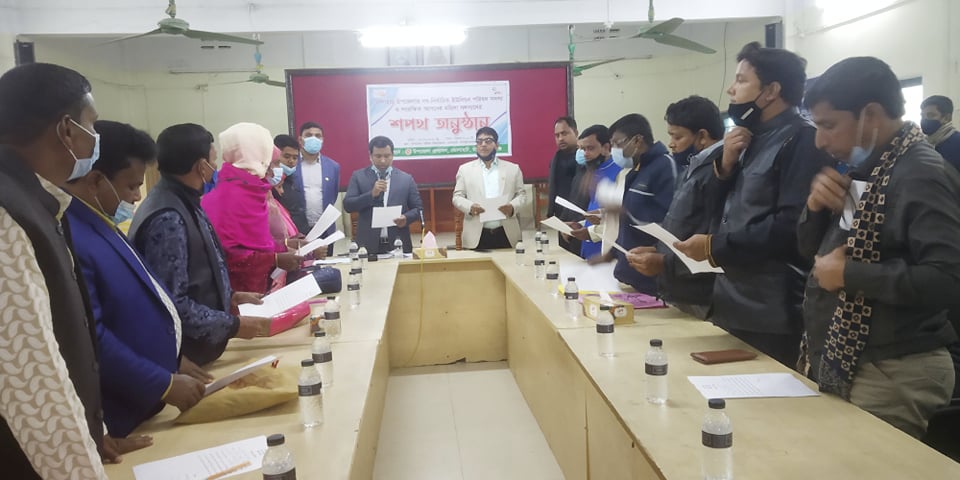 ভোলাহাটে জামবাড়ীয়া ইউপি সদস্যদের শপথ গ্রহণ