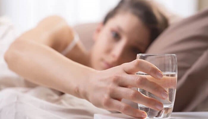 যে কারণে ঘুমানোর আগে জল পান করবেন!