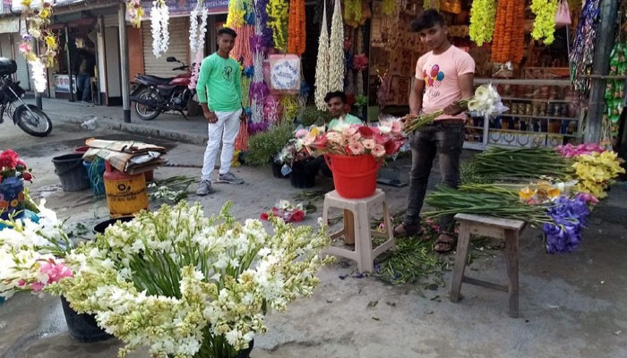 বাঘায় ভালবাসা দিবসে ফুল বিক্রেতাদের মাথায় হাত