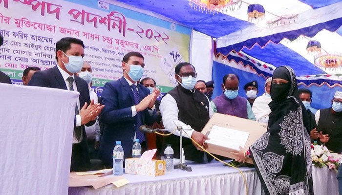 নিয়ামতপুরে প্রাণিসম্পদ প্রদর্শনী অনুষ্ঠান উদ্বোধনকালে, খাদ্যমন্ত্রী