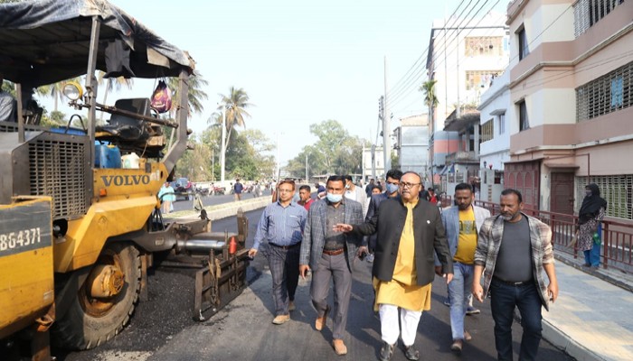 খানাখন্দে ভরা নতুন ঝকঝকে-তকতকে রাস্তা নগরবাসীকে উপহার দিচ্ছেন , রাসিক মেয়র