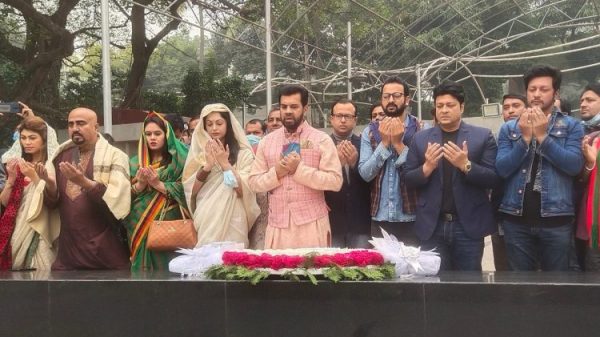 বঙ্গবন্ধুর প্রতিকৃতিতে চলচ্চিত্র শিল্পী সমিতির শ্রদ্ধা নিবেদন