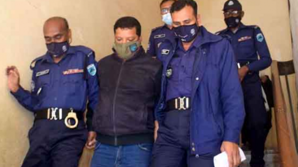 পুঠিয়া থানার সাবেক ওসি সাকিলকে রাজশাহী জেলগেটে দুদকের জিজ্ঞাসাবাদ