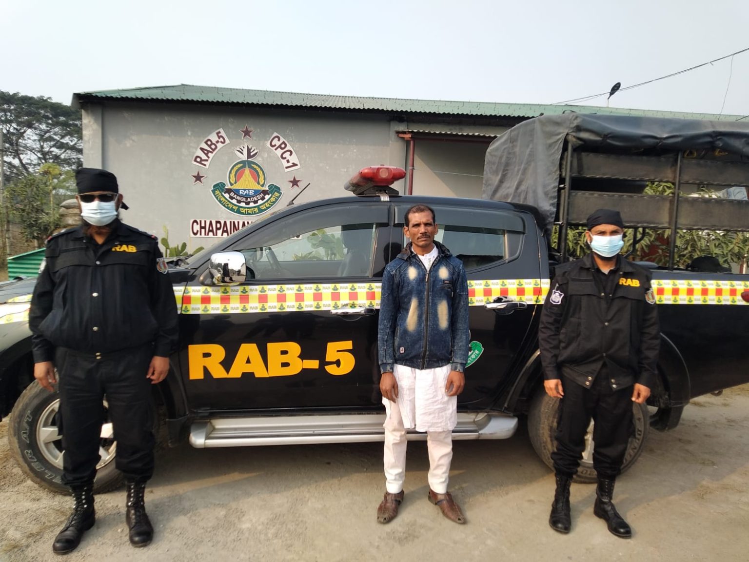 চাঁপাইনবাবগঞ্জে সাজাপ্রাপ্ত পলাতক আসামী গ্রেফতার