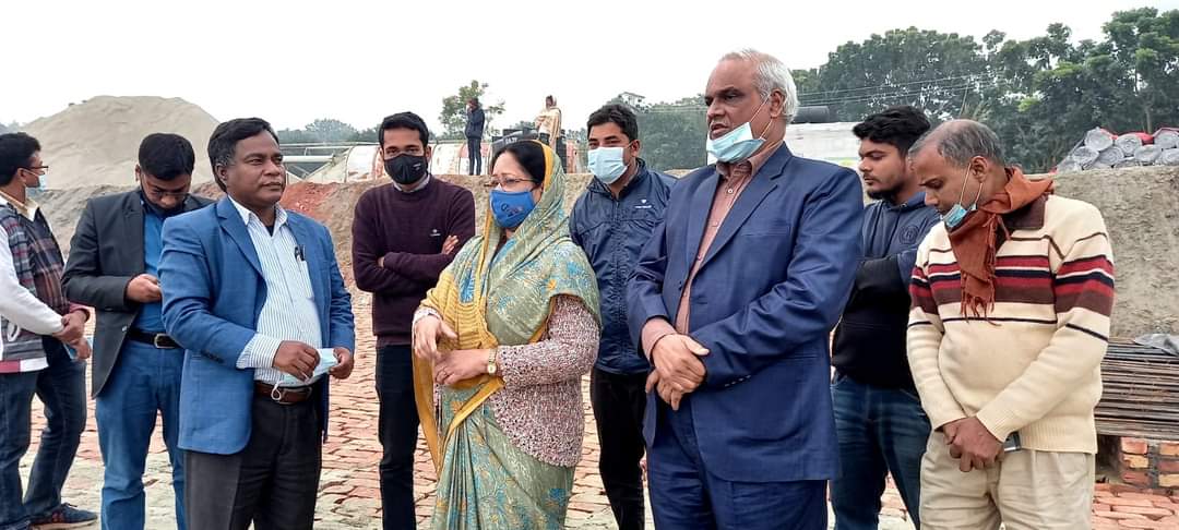 মহানন্দায় নাব্যতা ফেরাতে নির্মানাধীন রাবার ড্যাম নির্মাণ কাজ পরিদর্শন