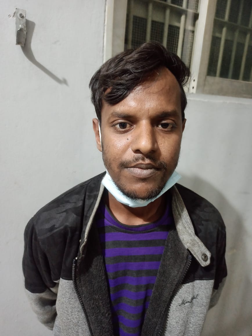 চাঁপাইনবাবগঞ্জে সিসি ক্যামেরার সহায়তায় চোর ধরল পুলিশ