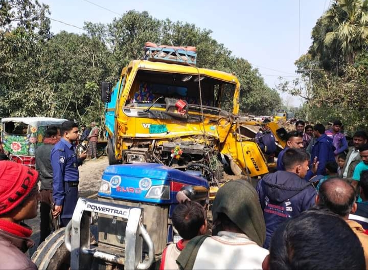 ছেলের সড়ক দুর্ঘটনার খবরে প্রাণ গেল মায়ের