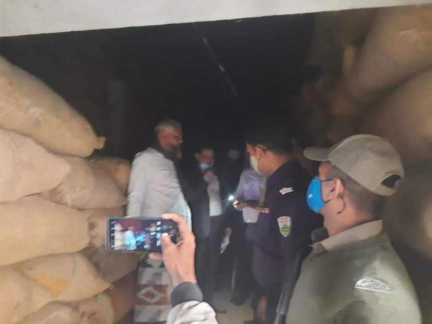 চাঁপাইনবাগঞ্জে অবৈধ ধান মজুদ করার দায়ে দুই ব্যক্তিকে জরিমানা