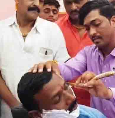 সোনার ক্ষুরে গোঁফদাড়ি কামাবেন,লাগবে ১০০ টাকা