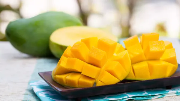 চৈত্র মাসেও মিলছে পাকা আম, কেজি ৫০০