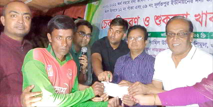 চাঁপাইনবাবগঞ্জে শিবগঞ্জের পদ্মায় ভাঙনে ক্ষতিগ্রস্থরা পেলেন শীতবস্ত্র