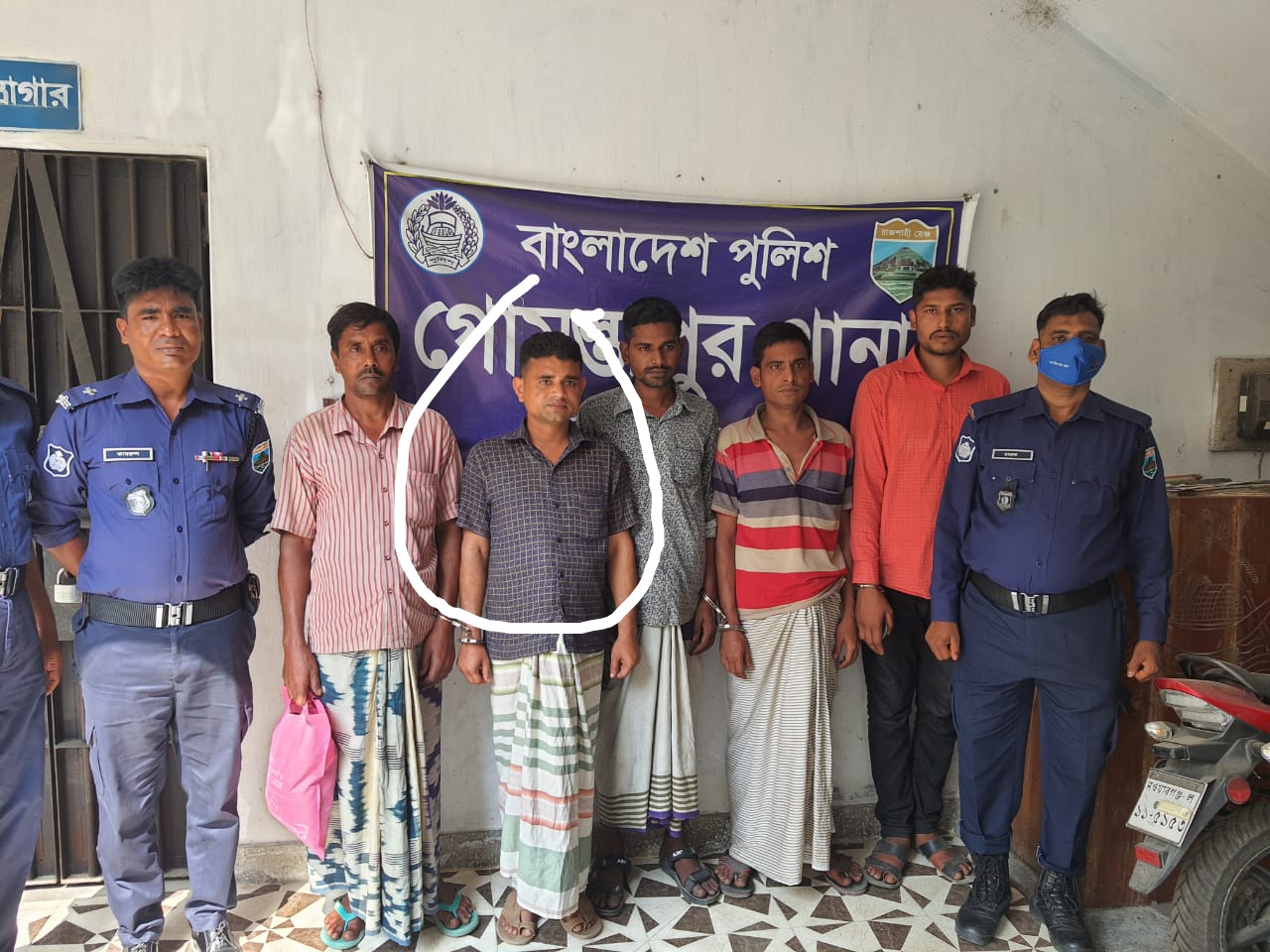 চাঁপাইনবাবগঞ্জে একাধিক মামলার আসামি গ্ৰেপ্তার