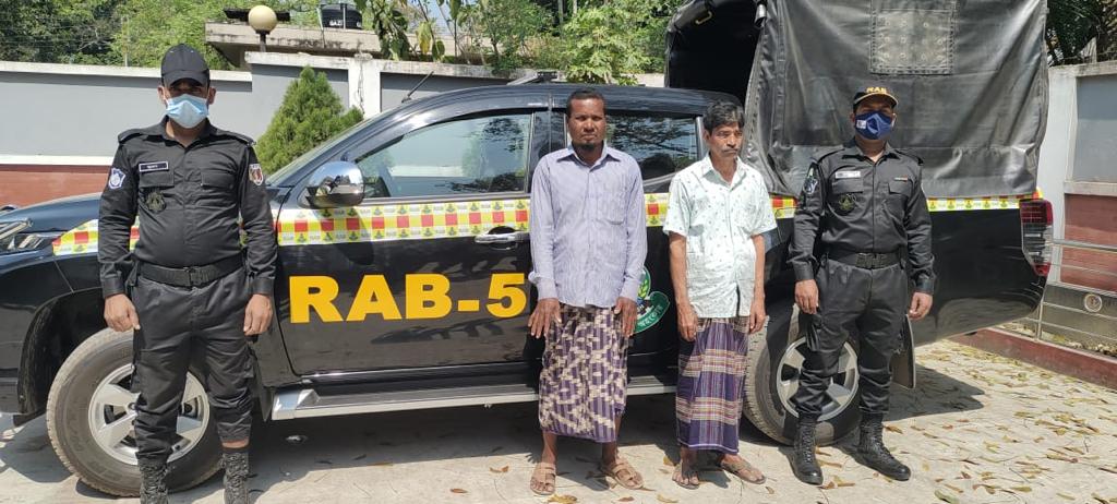 চাঁপাইনবাবগঞ্জের রামচন্দ্রপুরহাটের রাশেদ ও মিজানুরকে গ্রেপ্তার করেছে র্র্যাব