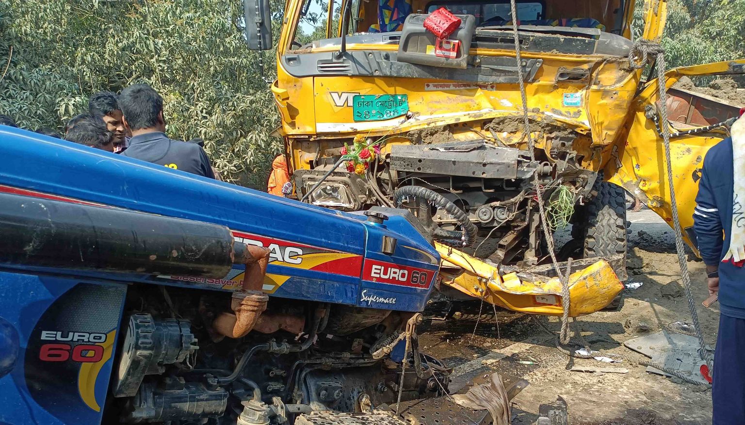 ট্রাক-প্রাইভেটকার সংঘর্ষ, নিহত ৪