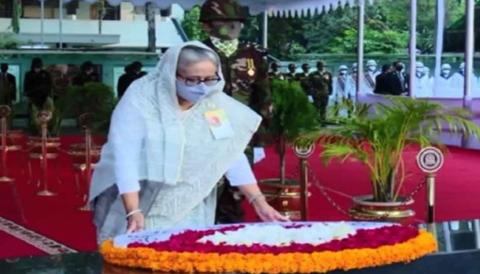 জাতির পিতা বঙ্গবন্ধু শেখ মুজিবুর রহমানের প্রতিকৃতিতে প্রধানমন্ত্রীর শ্রদ্ধা