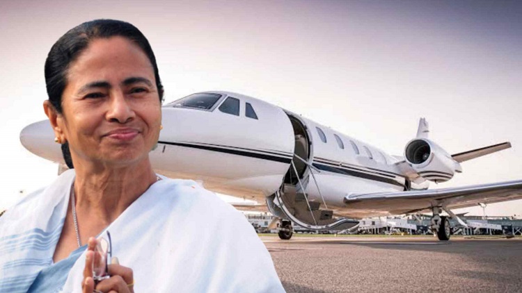 মাঝ আকাশে হঠাৎ দুর্বিপাকে ৫ হাজার ফুট নেমে গেল বিমান, ব্যথা পেলেন মমতা