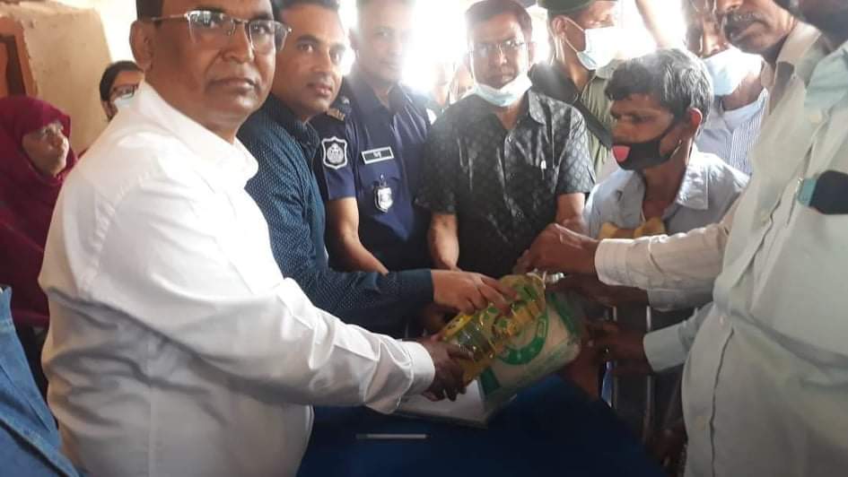 নাচোলে টিসিবির পণ্যে বিক্রি শুরু