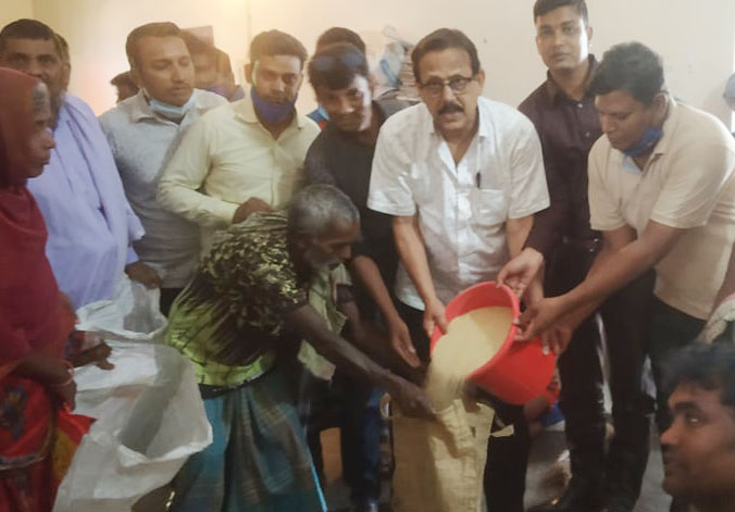ভোলাহাটে হতদরিদ্র পরিবারের মাঝে চাল বিতরণ