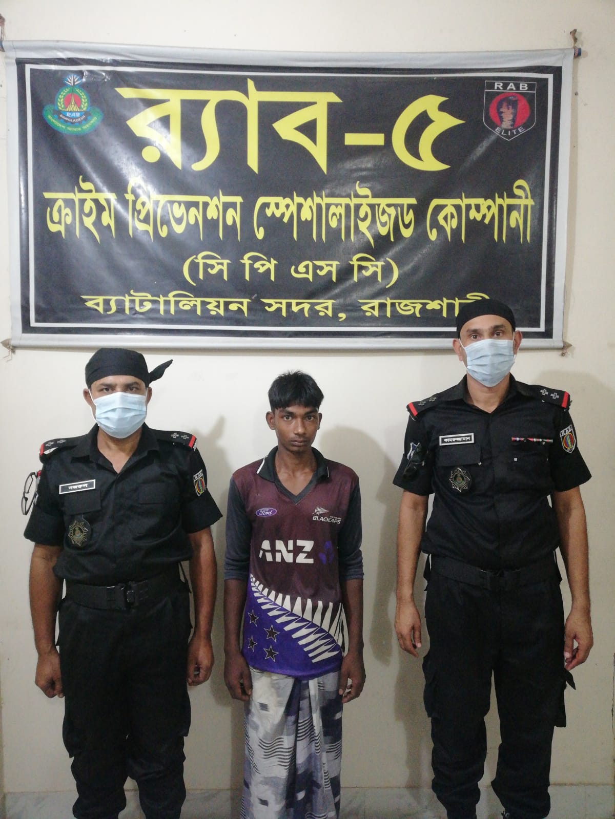পিস্তল ও ওয়ান শুটারগানসহ ব্যবসায়ী গ্রেফতার