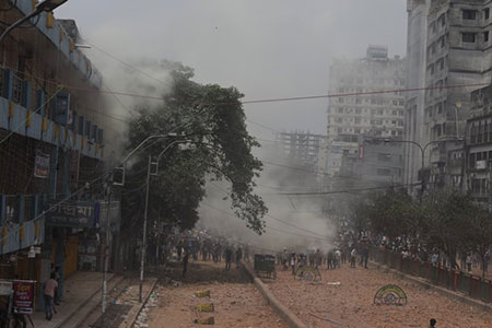 রাজধানীর নিউমার্কেট এলাকায় ব্যবসায়ী ও ঢাকা কলেজের শিক্ষার্থীদের মধ্যে তুমুল সংঘর্ষ, নূরজাহান মার্কেটে আগুন